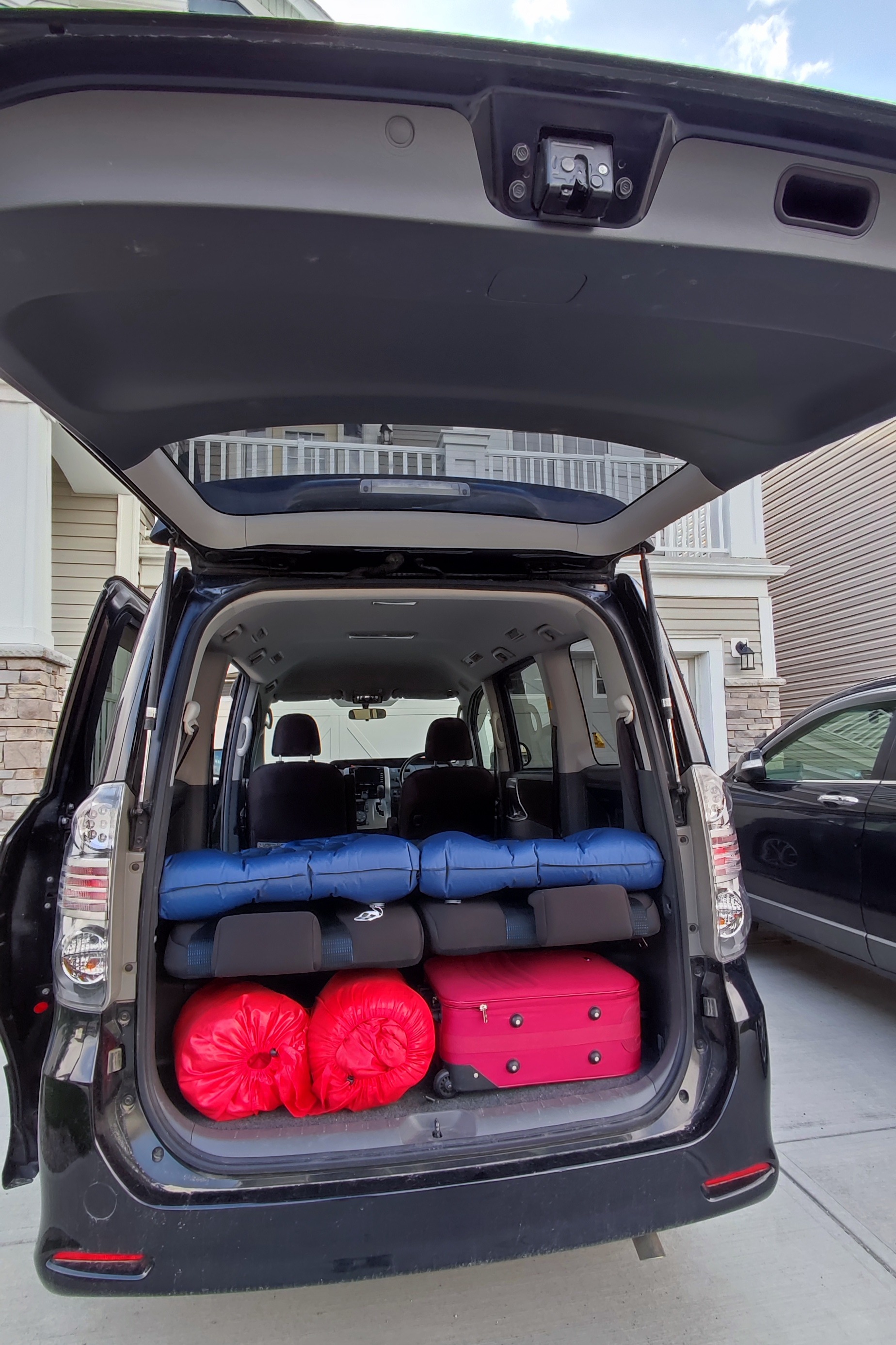 Toyota Voxy Camper (8 seats/2 sleeps)Park Pass+Airport pickup+(US/Canada)