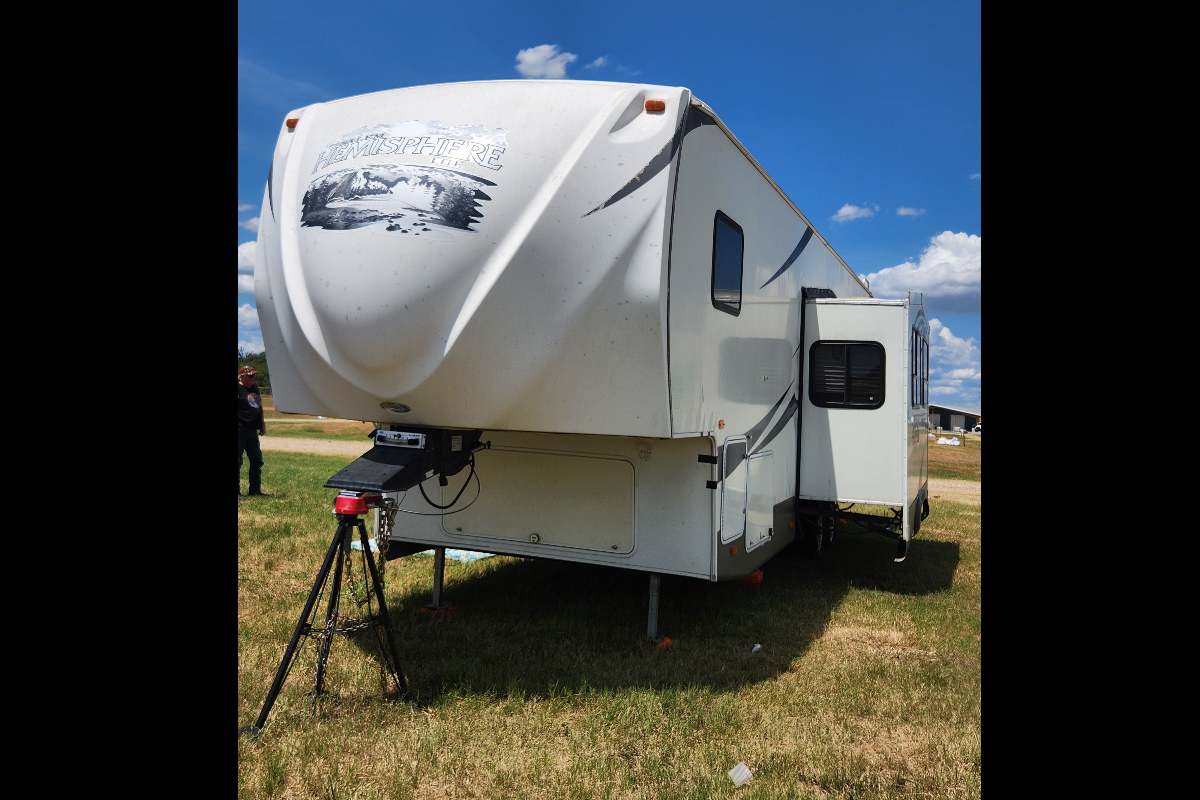 Fully stocked 2 bedroom 5th wheel