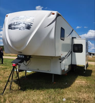 Fully stocked 2 bedroom 5th wheel