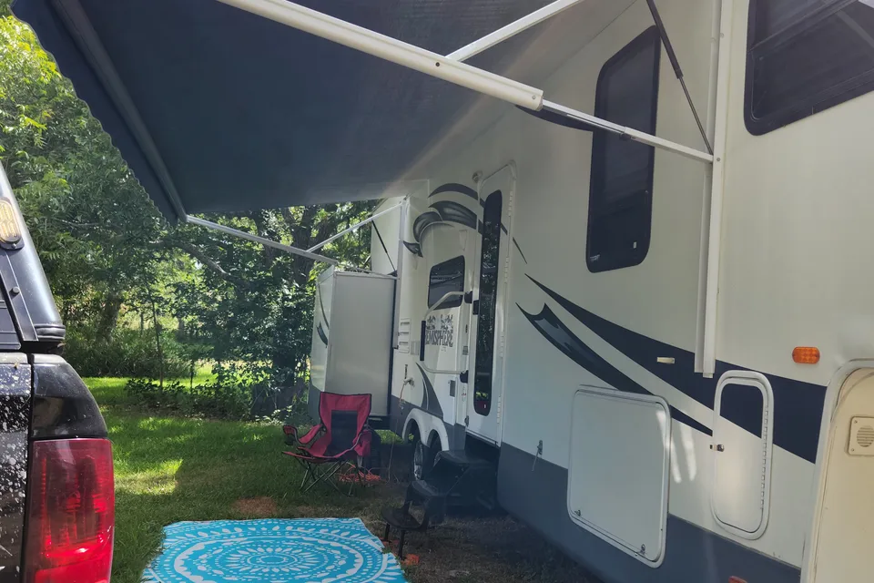Fully stocked 2 bedroom 5th wheel