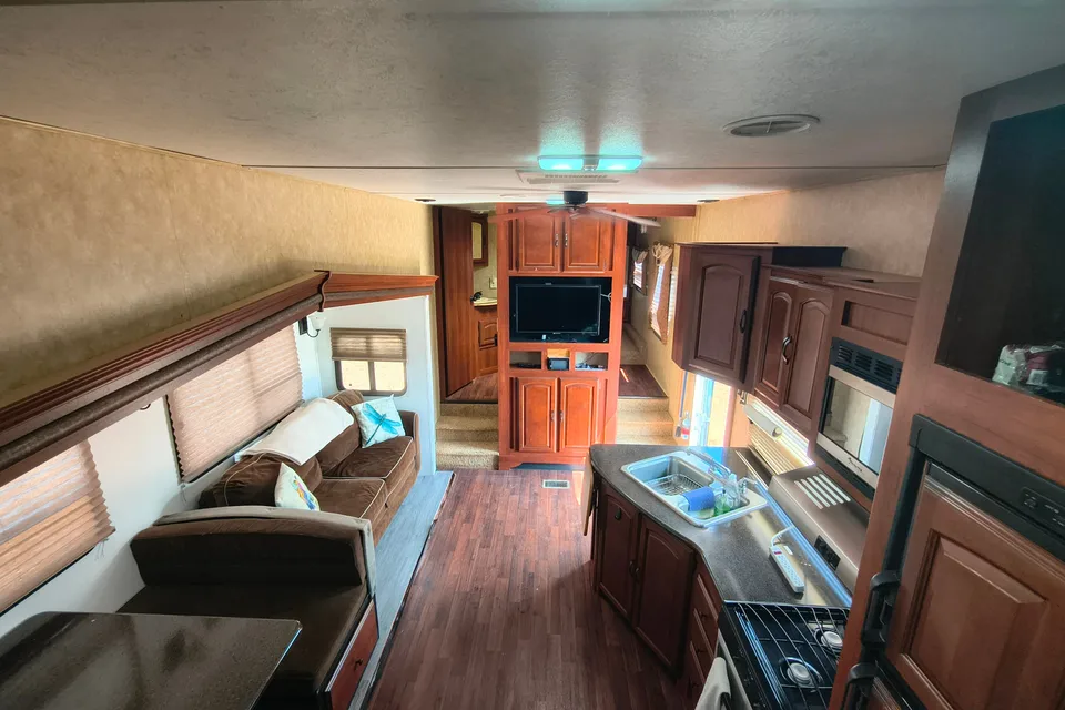 Fully stocked 2 bedroom 5th wheel