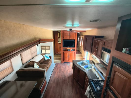 Fully stocked 2 bedroom 5th wheel
