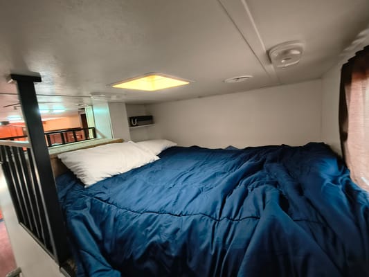 Fully stocked 2 bedroom 5th wheel