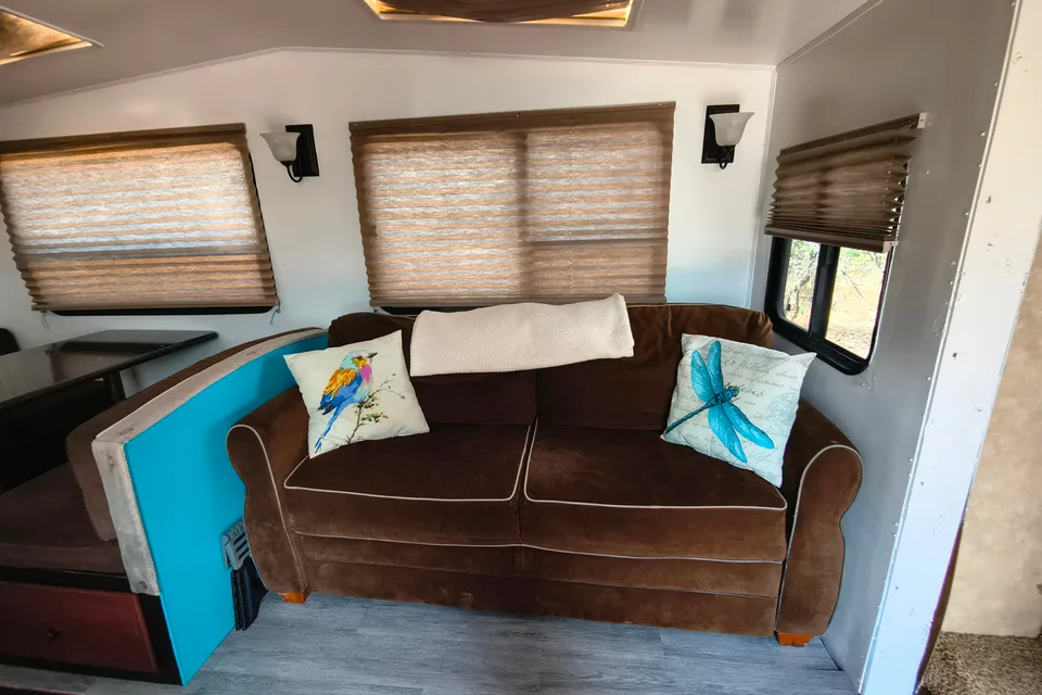 Fully stocked 2 bedroom 5th wheel