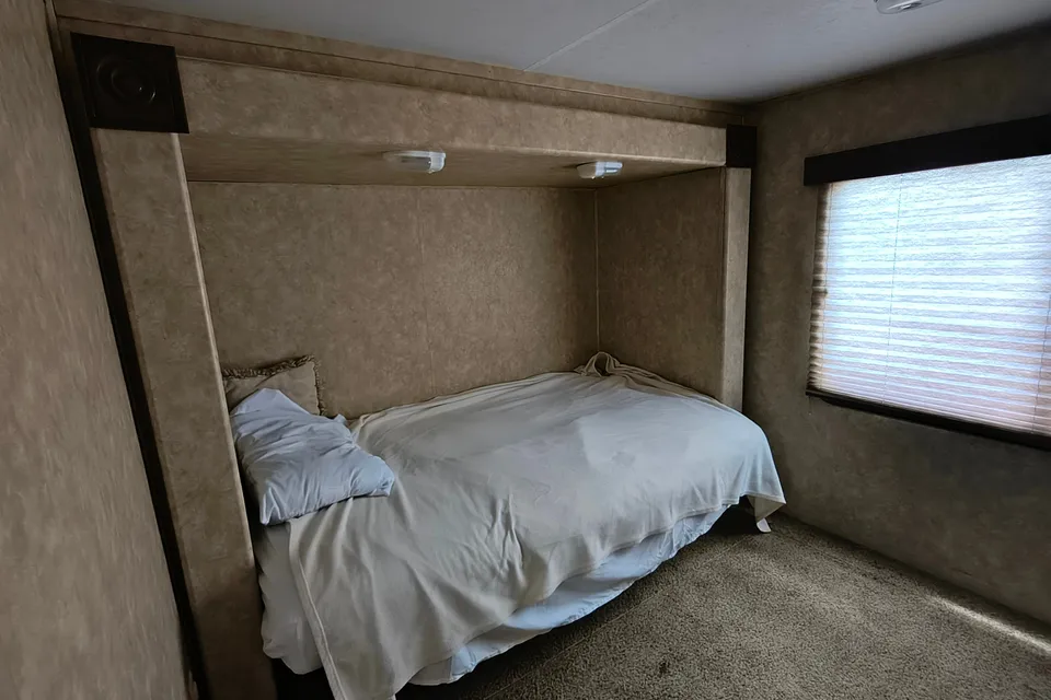 Fully stocked 2 bedroom 5th wheel