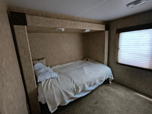 Fully stocked 2 bedroom 5th wheel