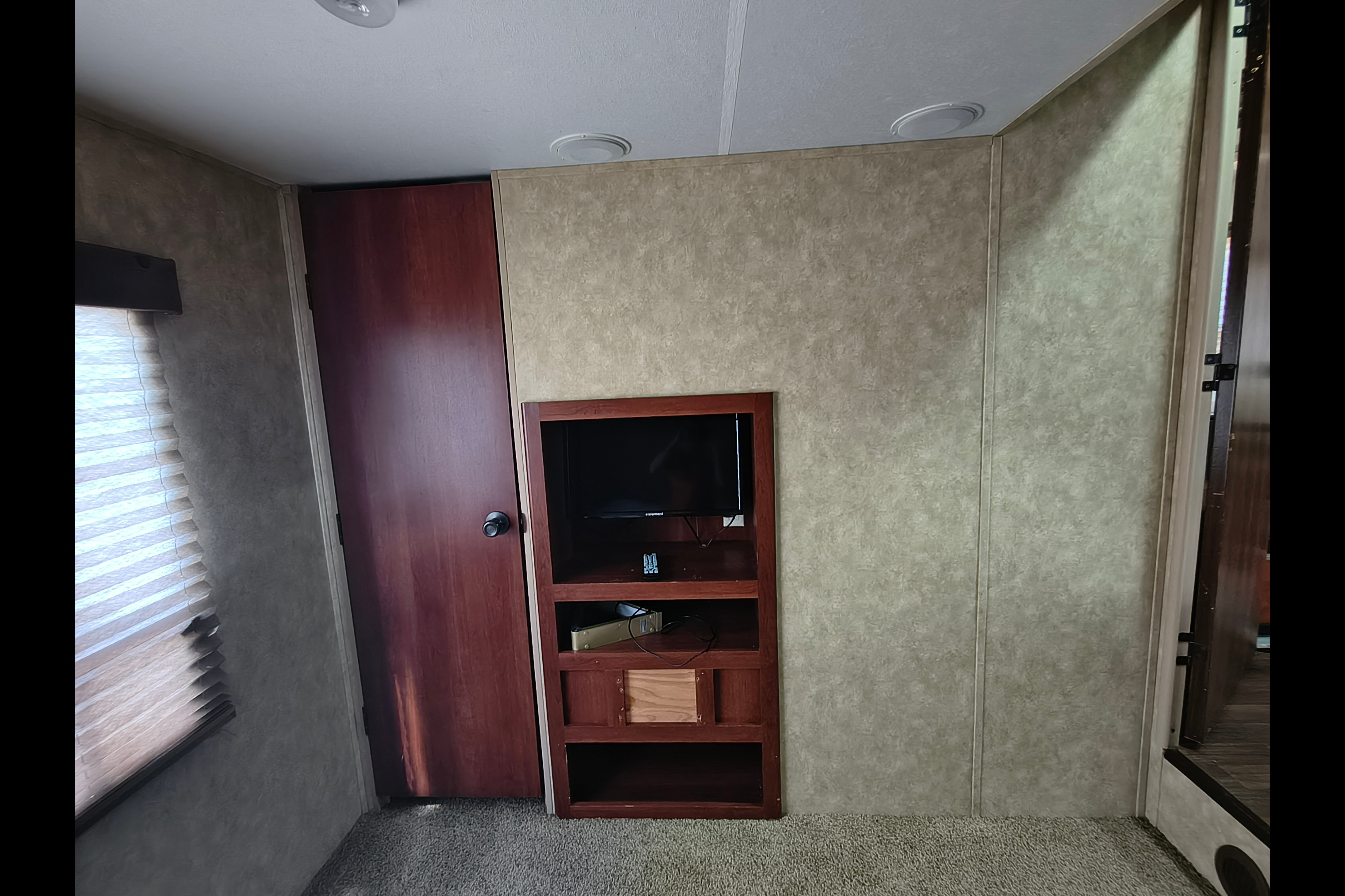 Fully stocked 2 bedroom 5th wheel