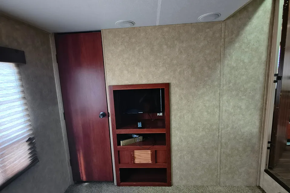 Fully stocked 2 bedroom 5th wheel