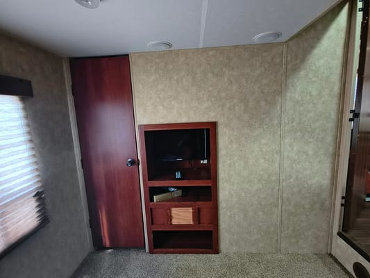 Fully stocked 2 bedroom 5th wheel