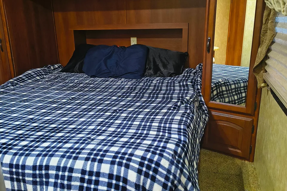 Fully stocked 2 bedroom 5th wheel