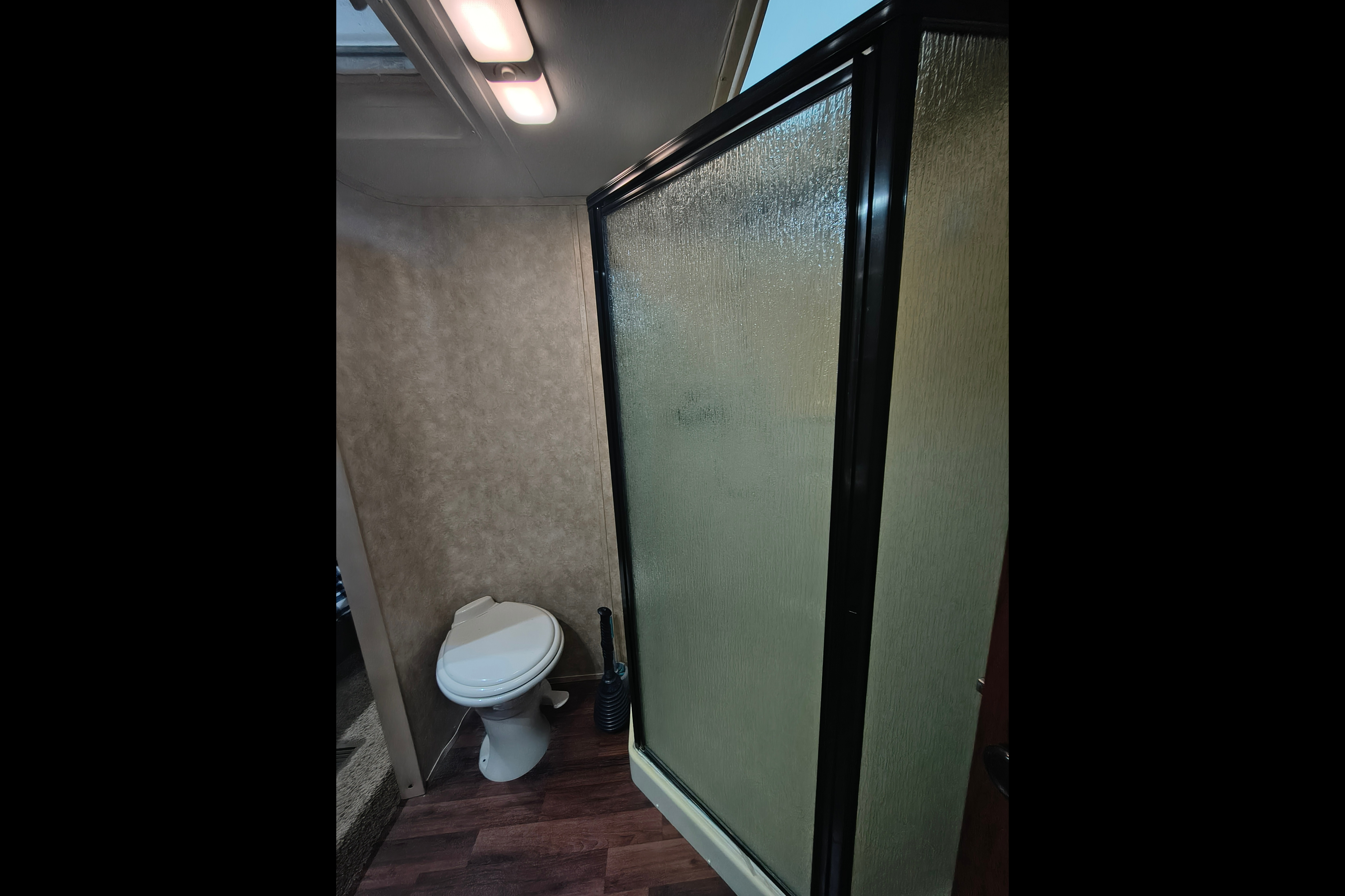 Fully stocked 2 bedroom 5th wheel