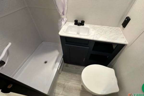 Richard's Prime Time Avenger LE 28QBSLE Travel Trailer