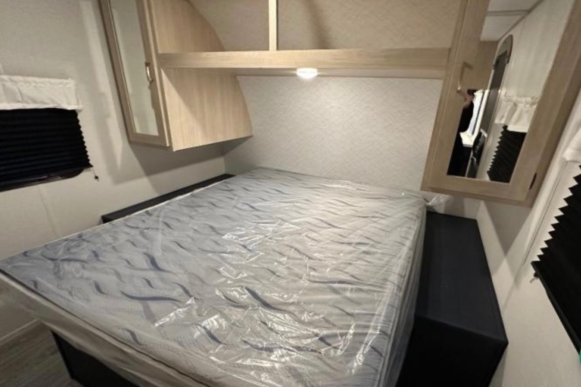 Richard's Prime Time Avenger LE 28QBSLE Travel Trailer