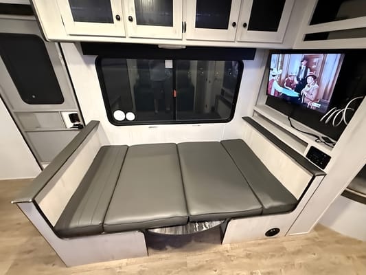 Family bunkhouse RV Sleeps 8
