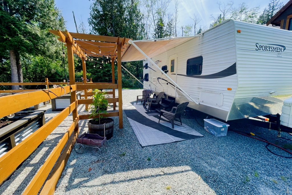 2008 Sportsman- Sleeps 4-5. A/C - Fully Renovated - Super Chic!