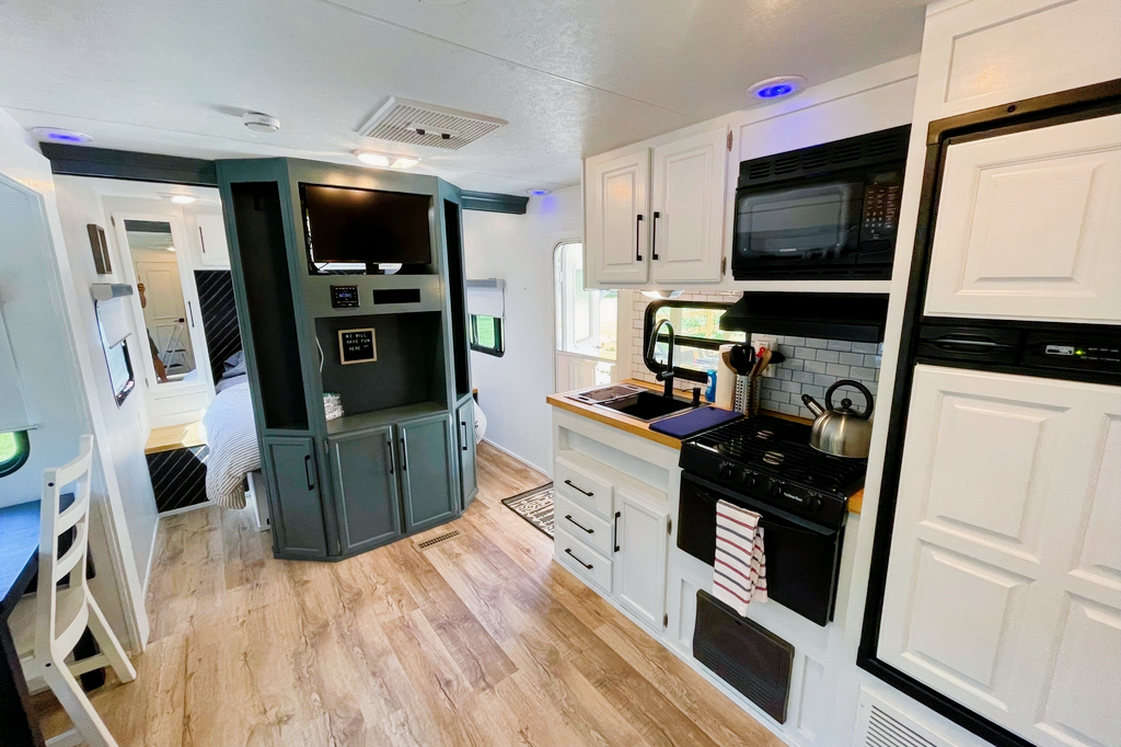 2008 Sportsman- Sleeps 4-5. A/C - Fully Renovated - Super Chic!