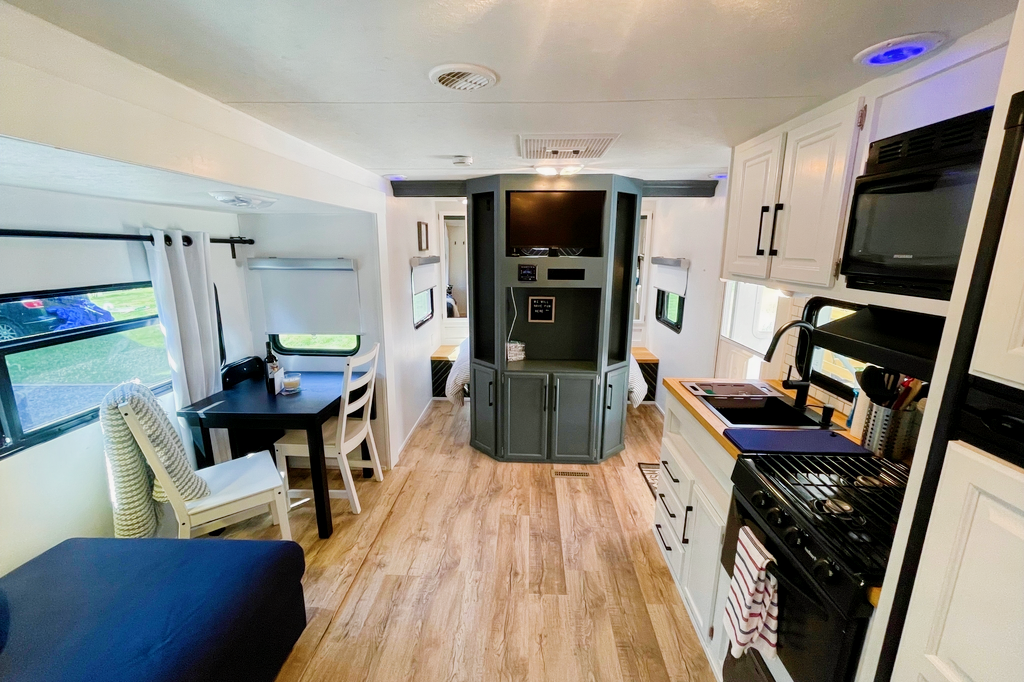 2008 Sportsman- Sleeps 4-5. A/C - Fully Renovated - Super Chic!