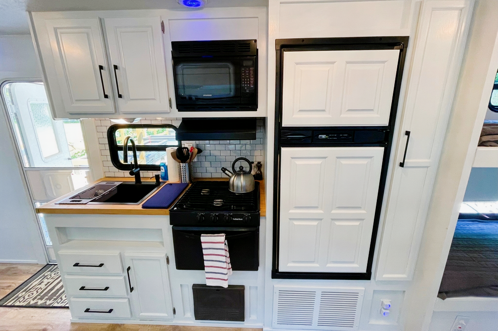 2008 Sportsman- Sleeps 4-5. A/C - Fully Renovated - Super Chic!