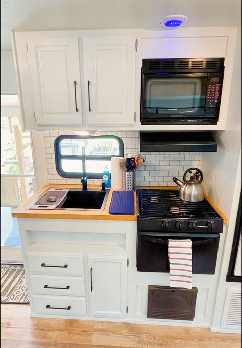 2008 Sportsman- Sleeps 4-5. A/C - Fully Renovated - Super Chic!