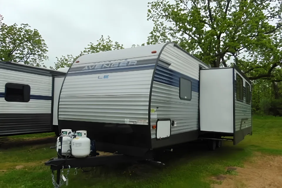 Carey Crew’s Prime Time Avenger 26DBS LE Travel Trailer