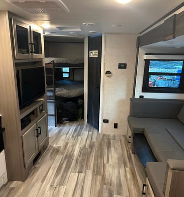 Alcantar Jayco Jayfeather Travel Trailer