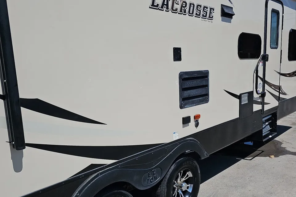 Sean's Lacrosse Luxury Lite 339BHD Travel Trailer