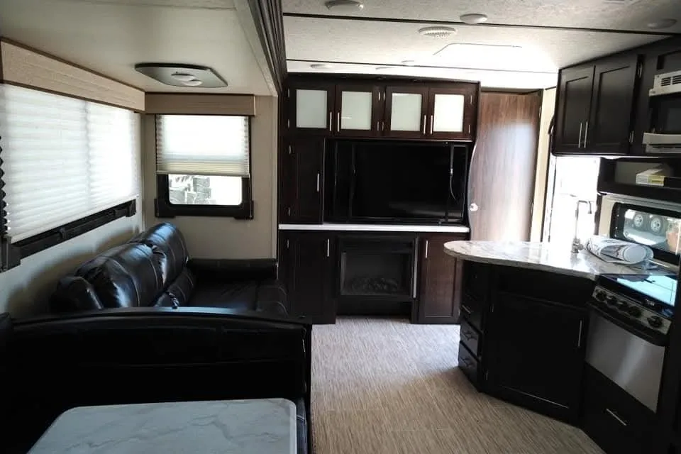 Sean's Lacrosse Luxury Lite 339BHD Travel Trailer