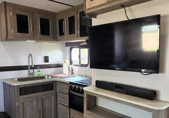 Ramon's Yes Zinger lite Travel Trailer