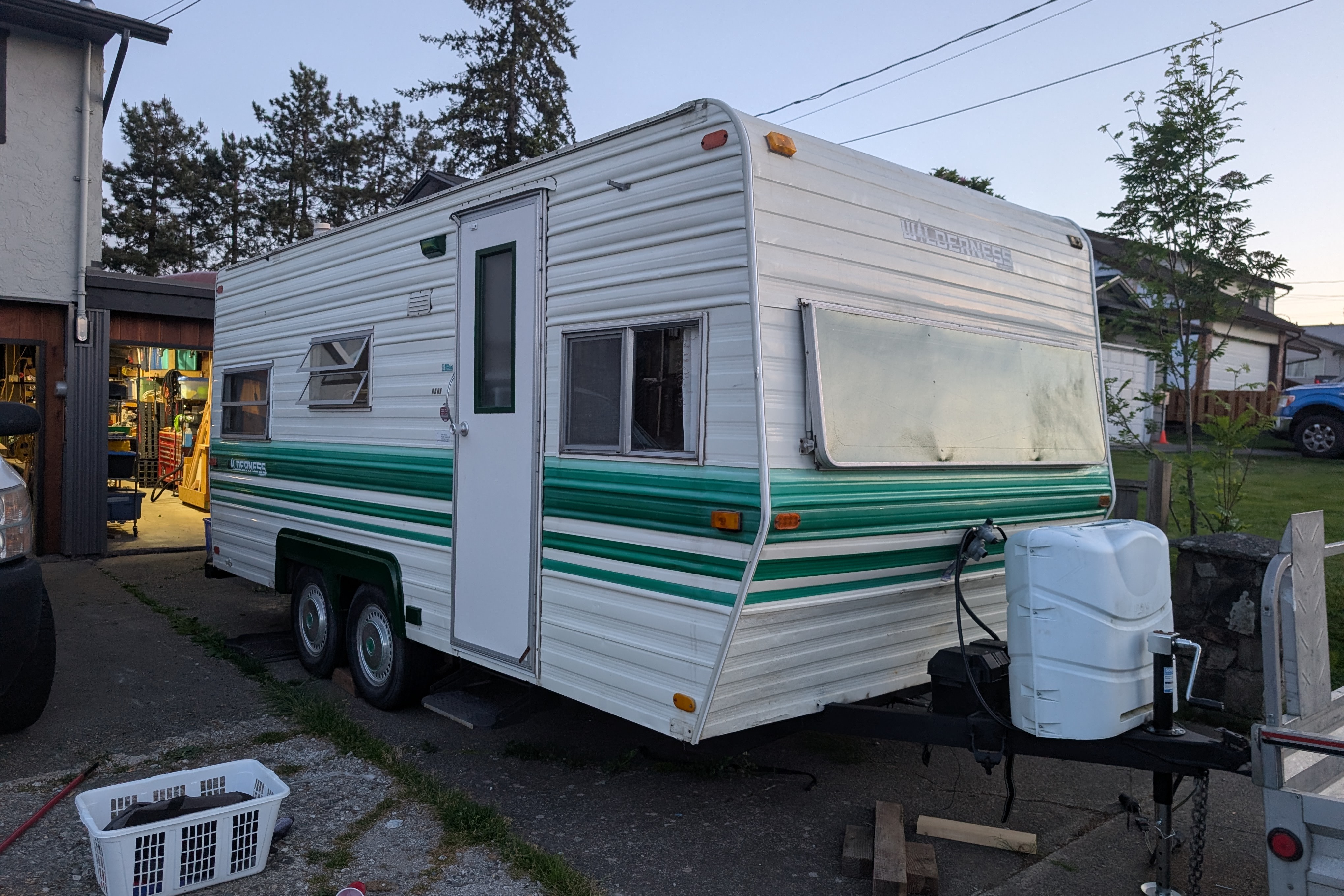 The Brady's Adventurer Manufacturing 20' Travel Trailer