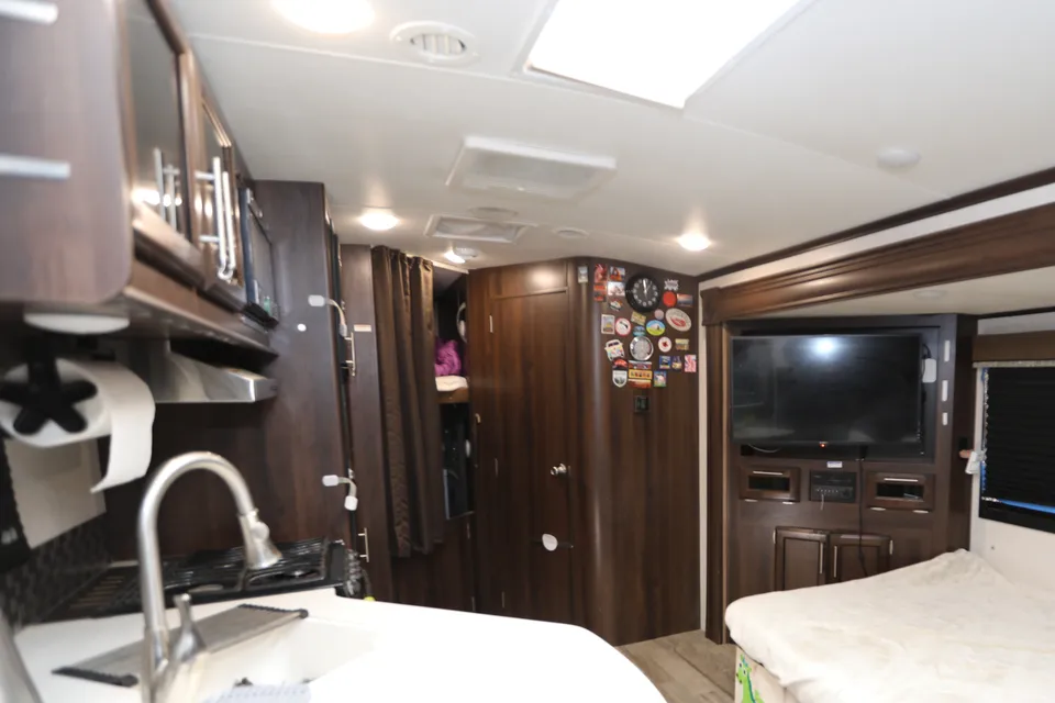 Neo's Jayco white hawk 24mbh Travel Trailer