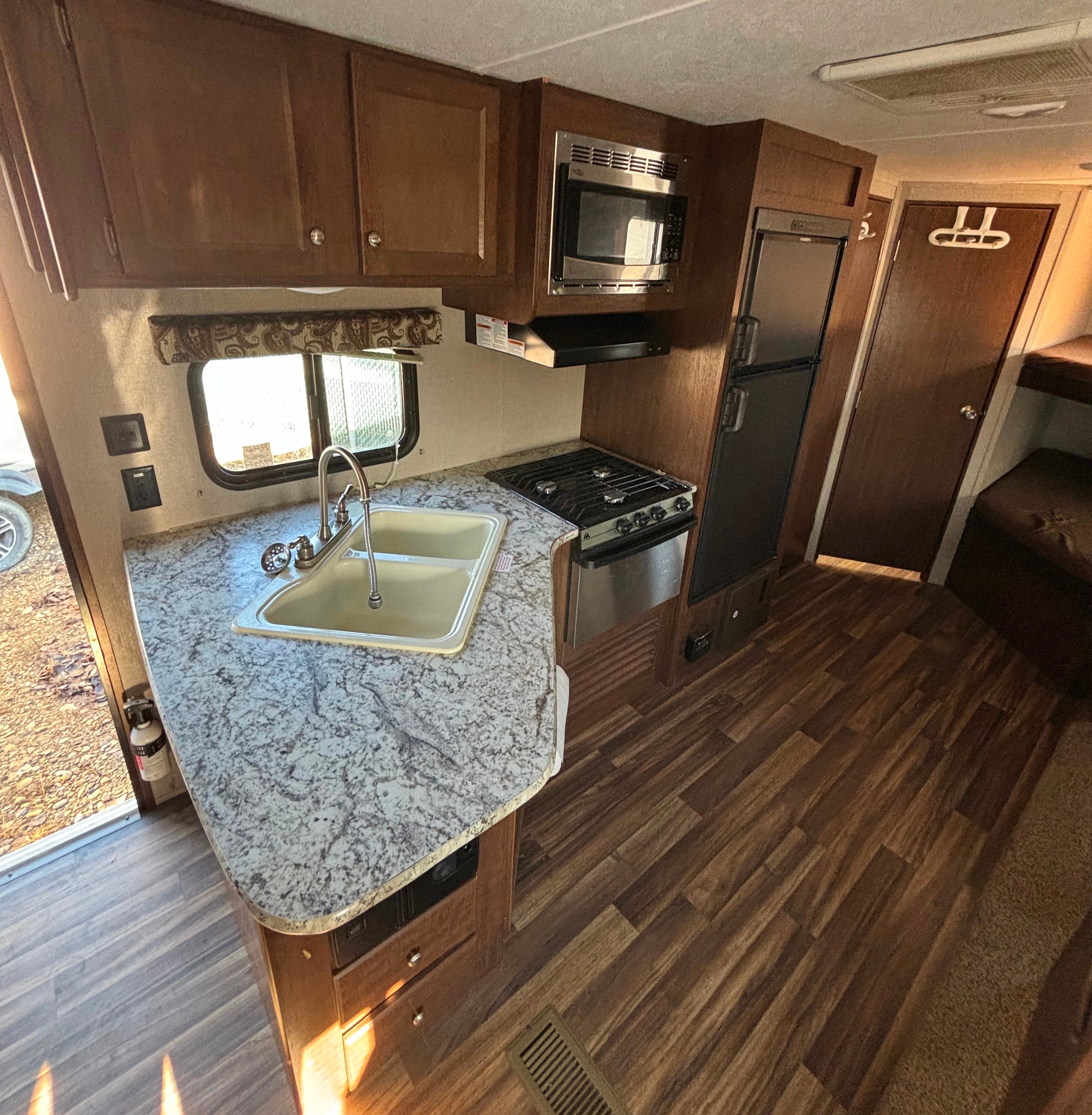 Family/pet Hideout Travel Trailer - everything included