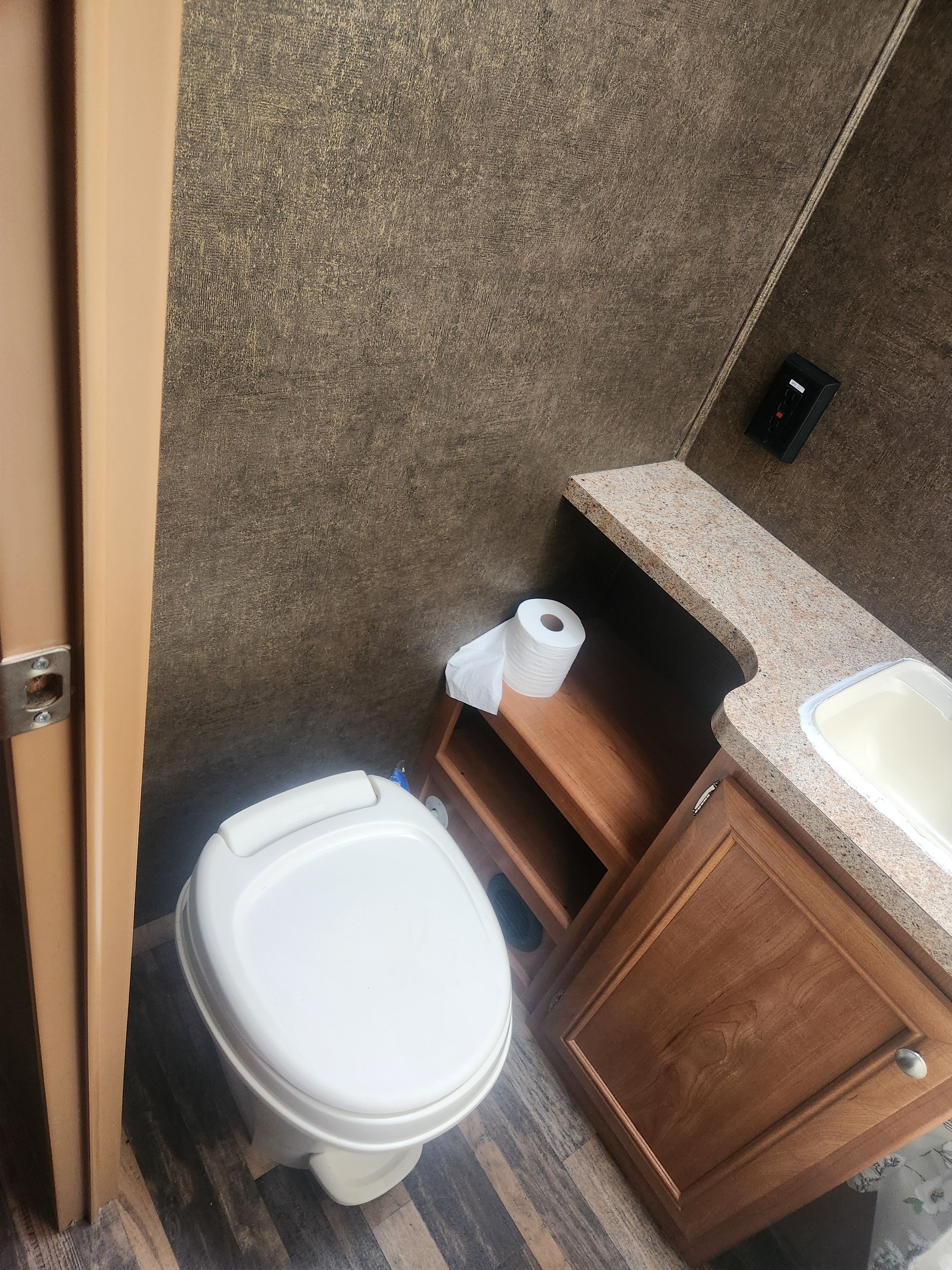 Carl's Shasta Oasis 30qb Travel Trailer