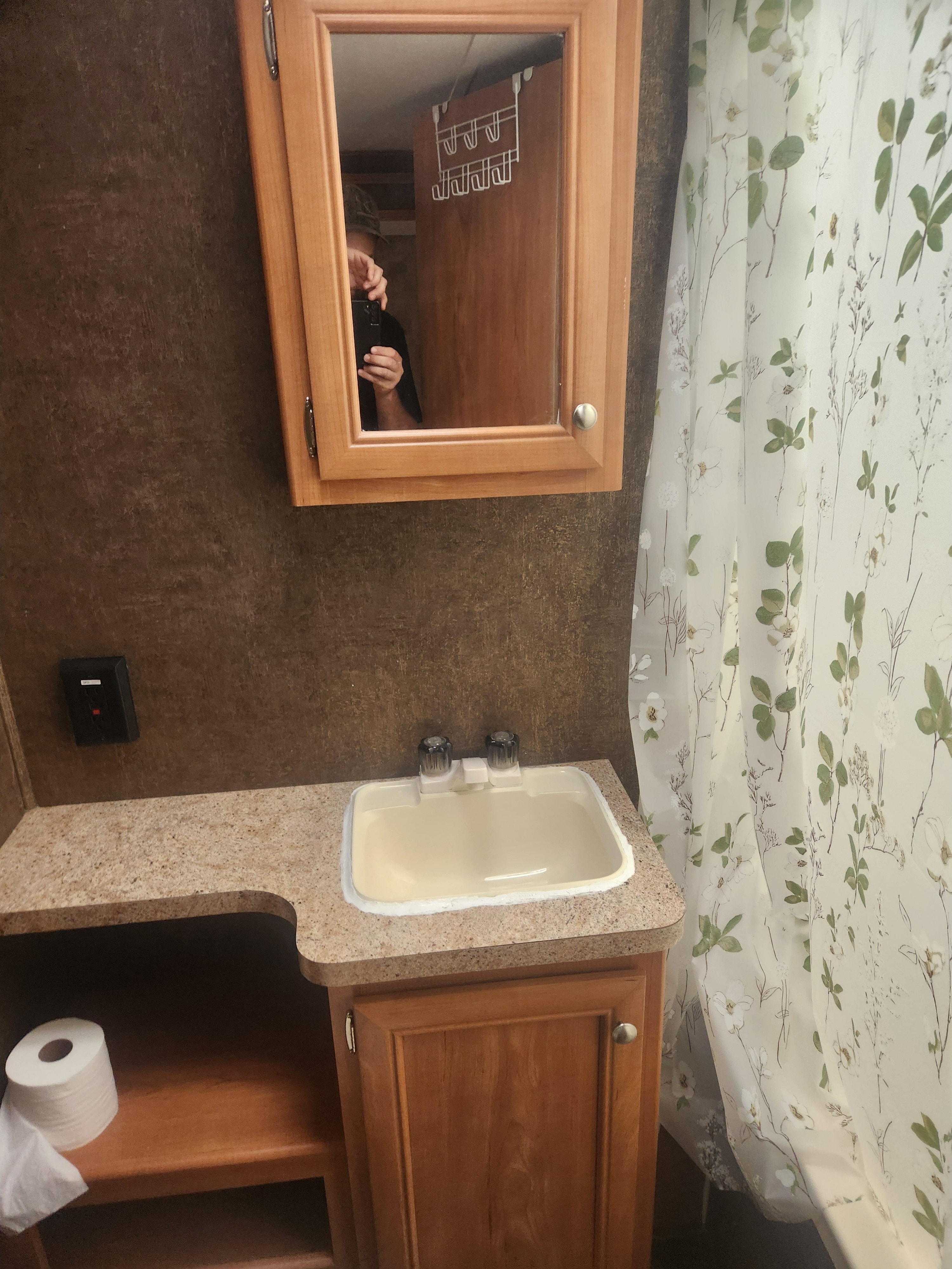 Carl's Shasta Oasis 30qb Travel Trailer