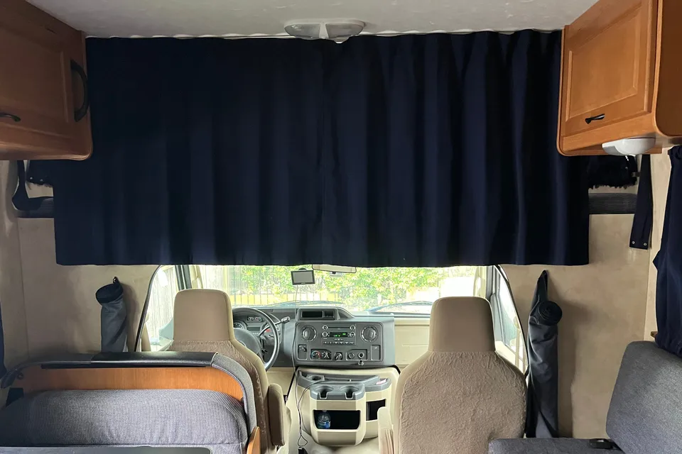 2013 Thor Majestic Class C 23A 25ft long, Sleep 5