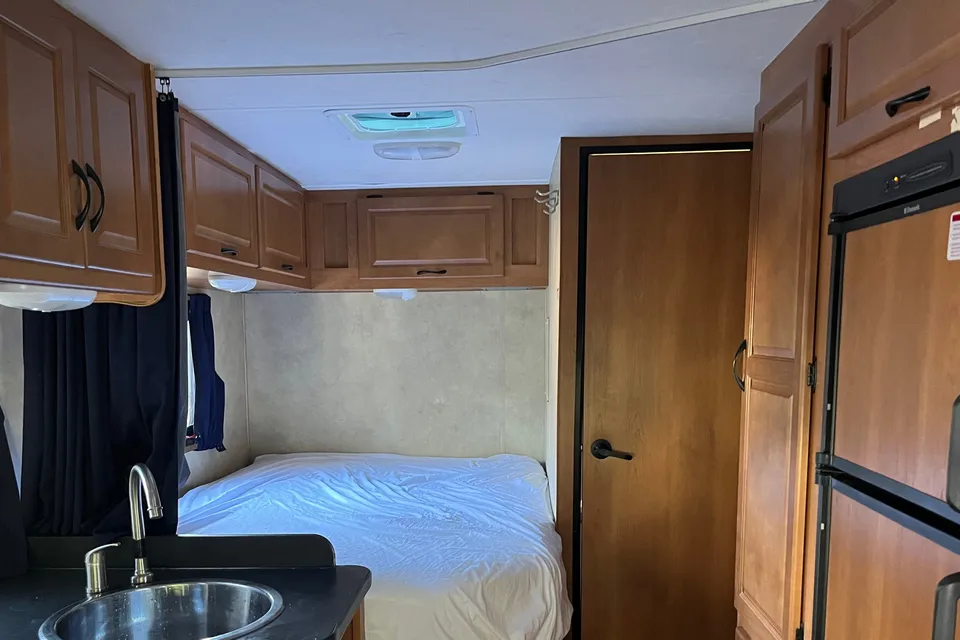2013 Thor Majestic Class C 23A 25ft long, Sleep 5