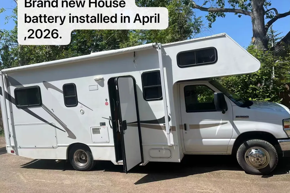 2013 Thor Majestic Class C 23A 25ft long, Sleep 5