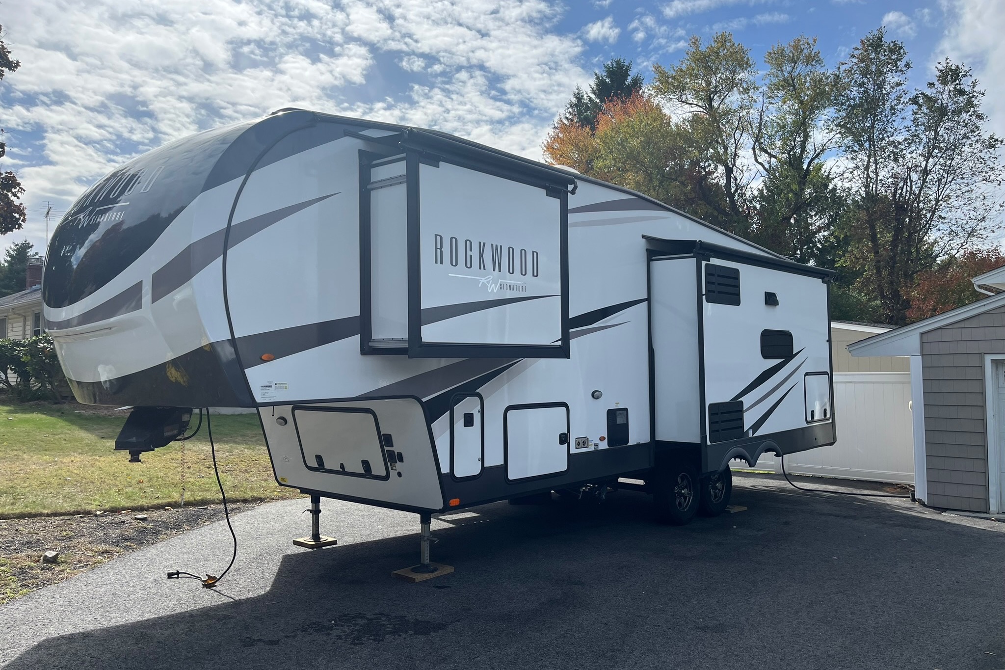 Air of Sunshine Rockwood Signature 2883WS Fifth Wheel