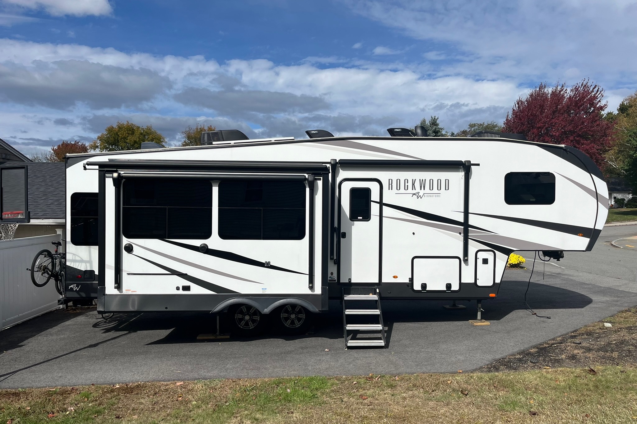 Air of Sunshine Rockwood Signature 2883WS Fifth Wheel