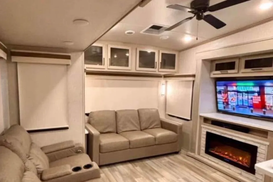 Air of Sunshine Rockwood Signature 2883WS Fifth Wheel