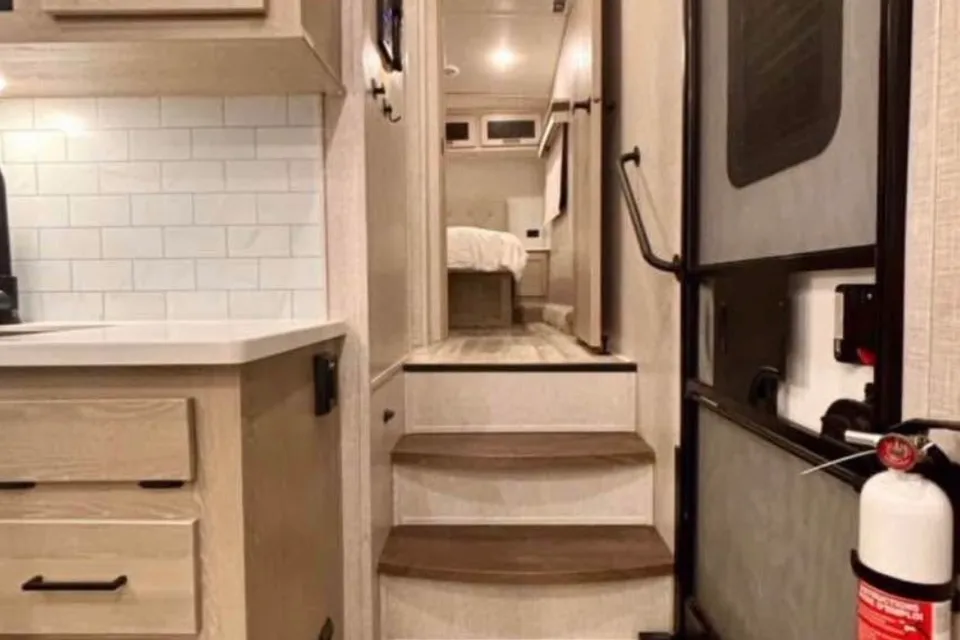 Air of Sunshine Rockwood Signature 2883WS Fifth Wheel