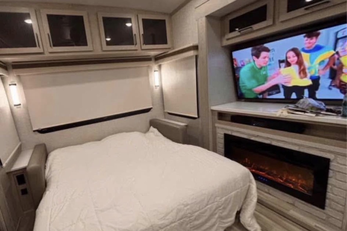 Air of Sunshine Rockwood Signature 2883WS Fifth Wheel