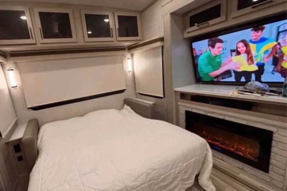 Air of Sunshine Rockwood Signature 2883WS Fifth Wheel