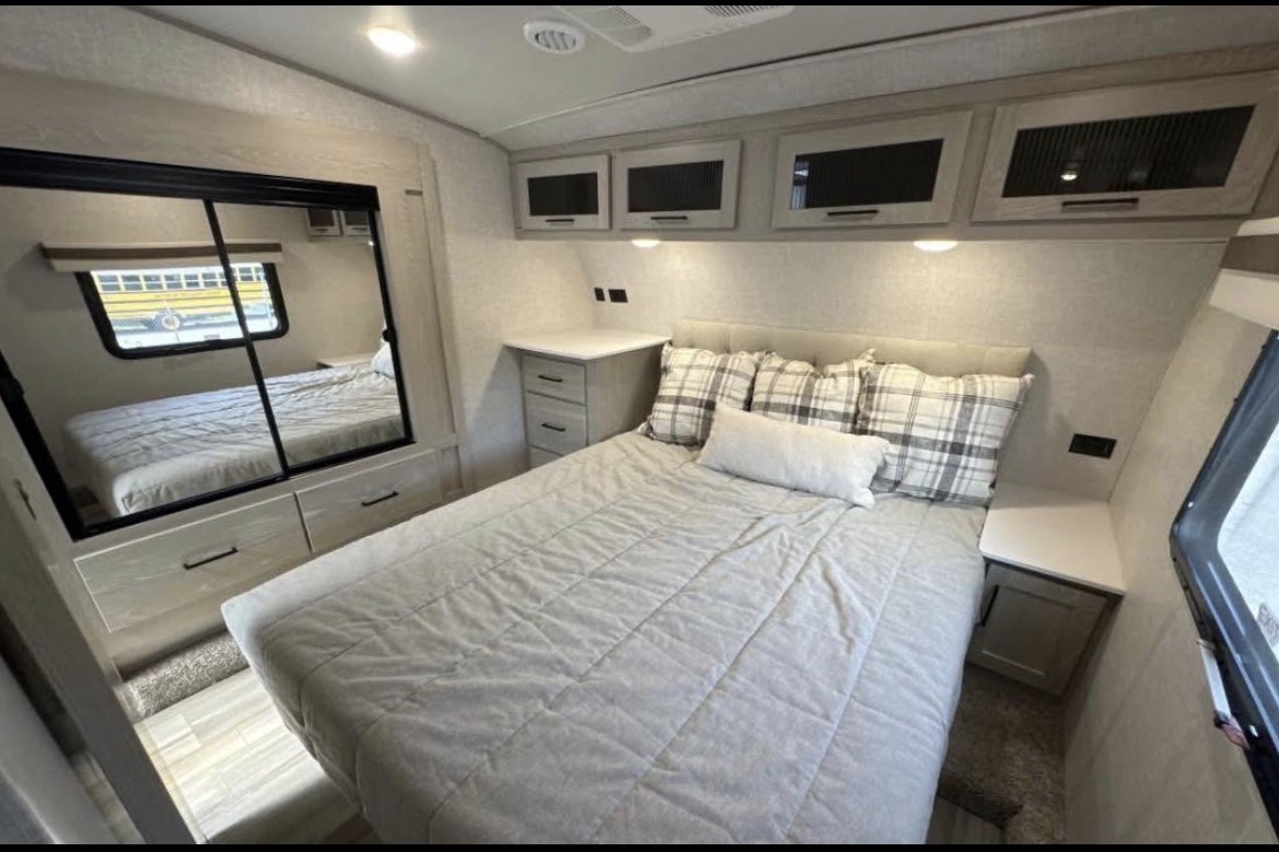 Air of Sunshine Rockwood Signature 2883WS Fifth Wheel