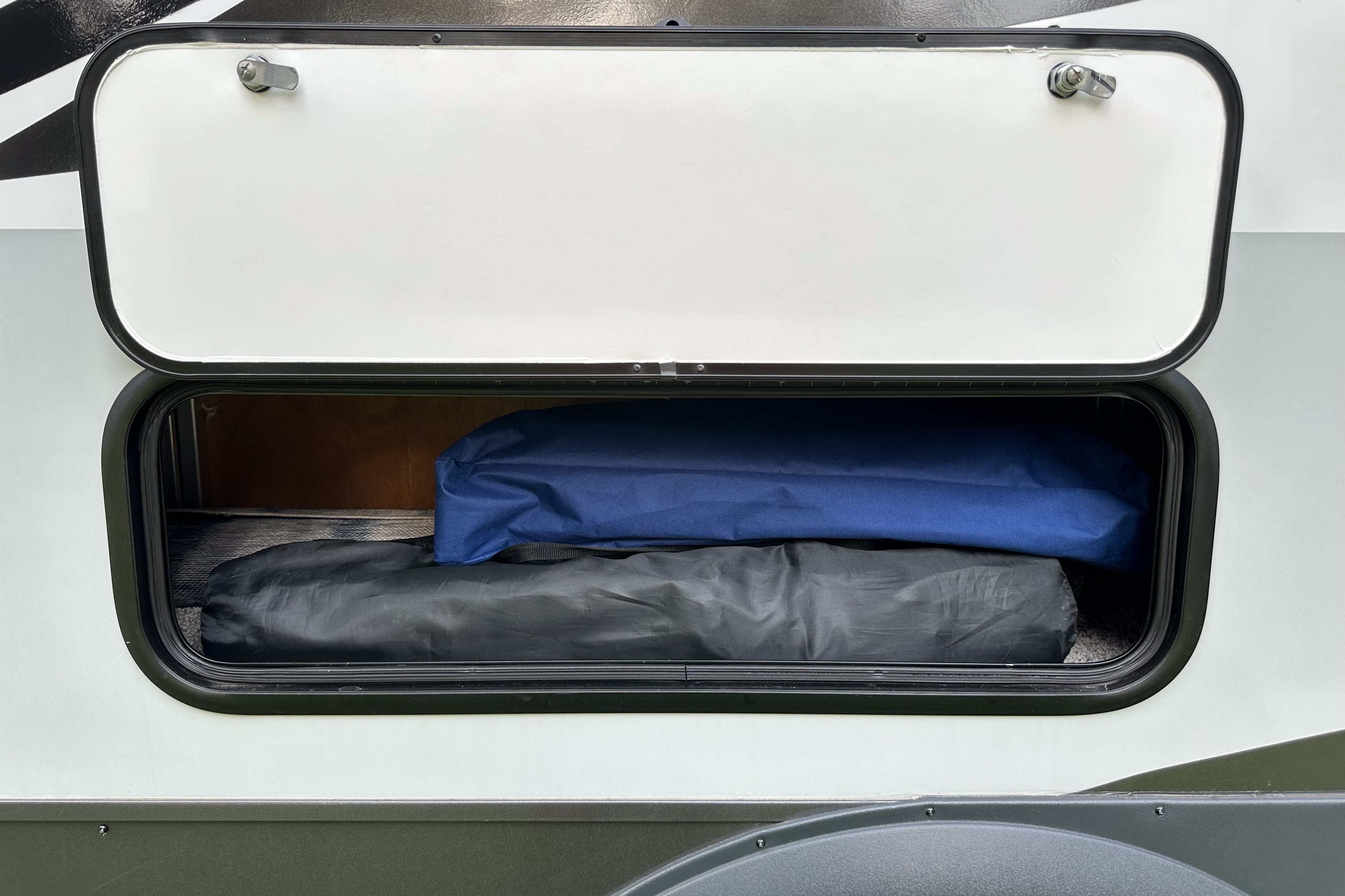Krewe's Kozy & Spacious, Family Friendly, Double Bunk, Micro Lite 25 ft Camper [Sleeps 6]
