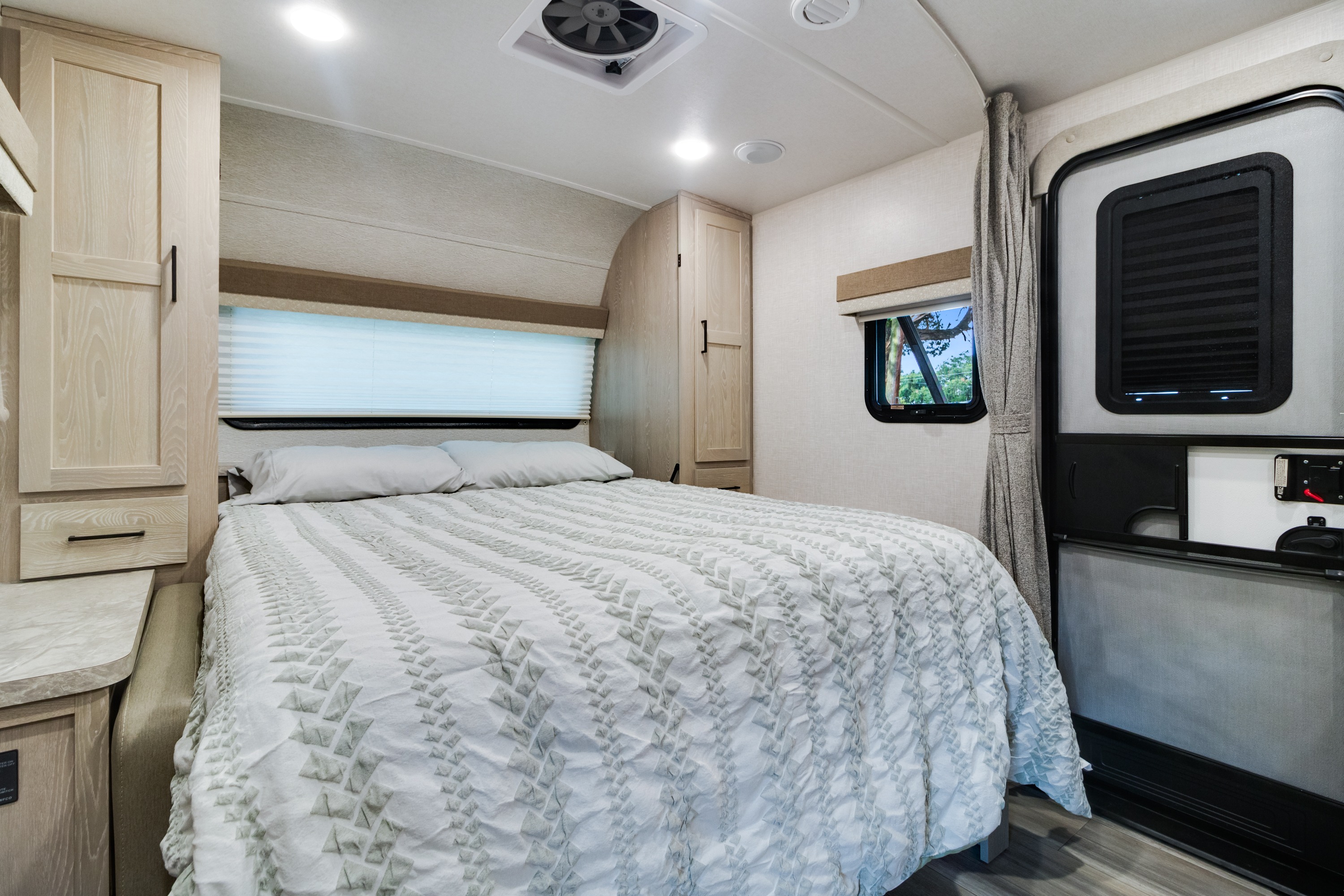Krewe's Kozy & Spacious, Family Friendly, Double Bunk, Micro Lite 25 ft Camper [Sleeps 6]