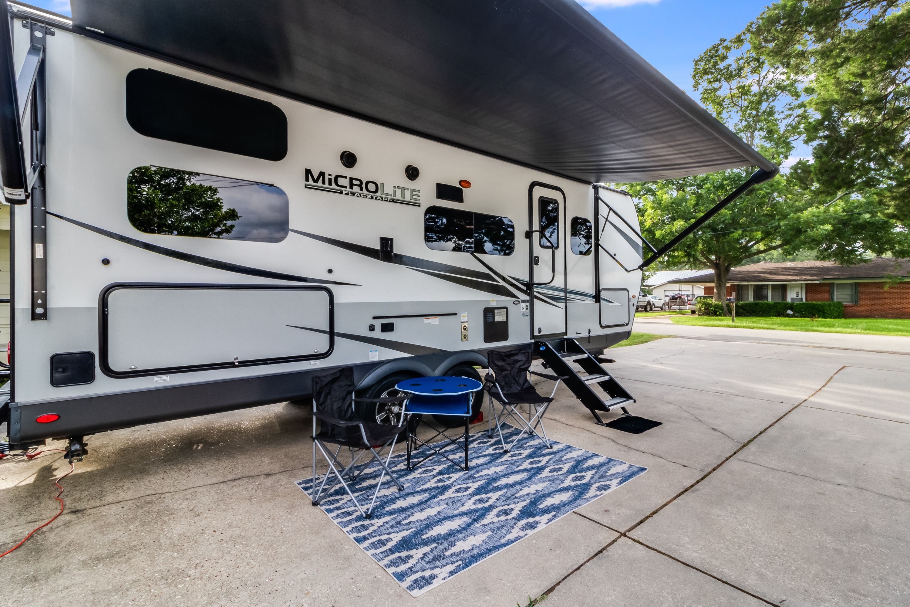 Krewe's Kozy & Spacious, Family Friendly, Double Bunk, Micro Lite 25 ft Camper [Sleeps 6]