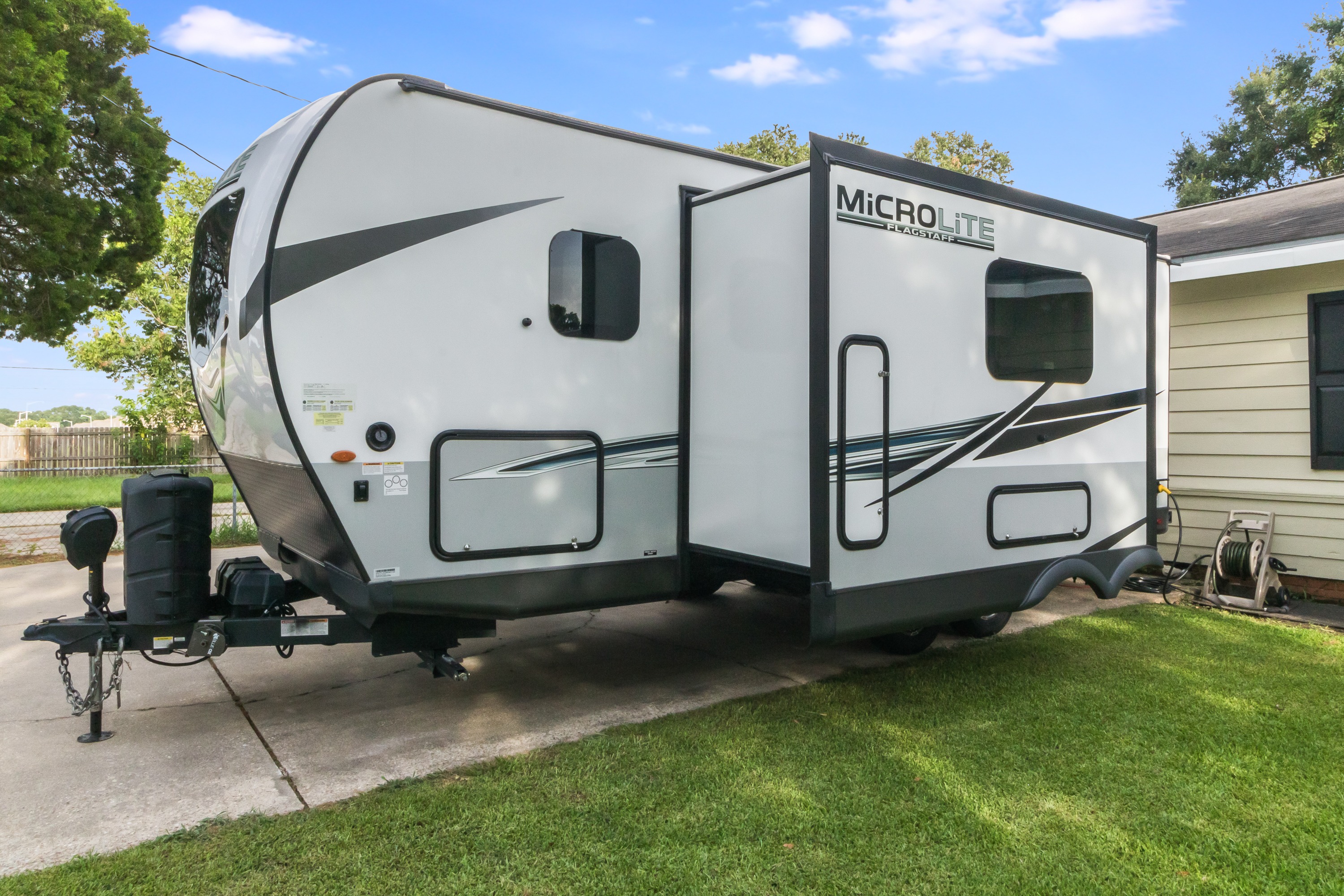 Krewe's Kozy & Spacious, Family Friendly, Double Bunk, Micro Lite 25 ft Camper [Sleeps 6]