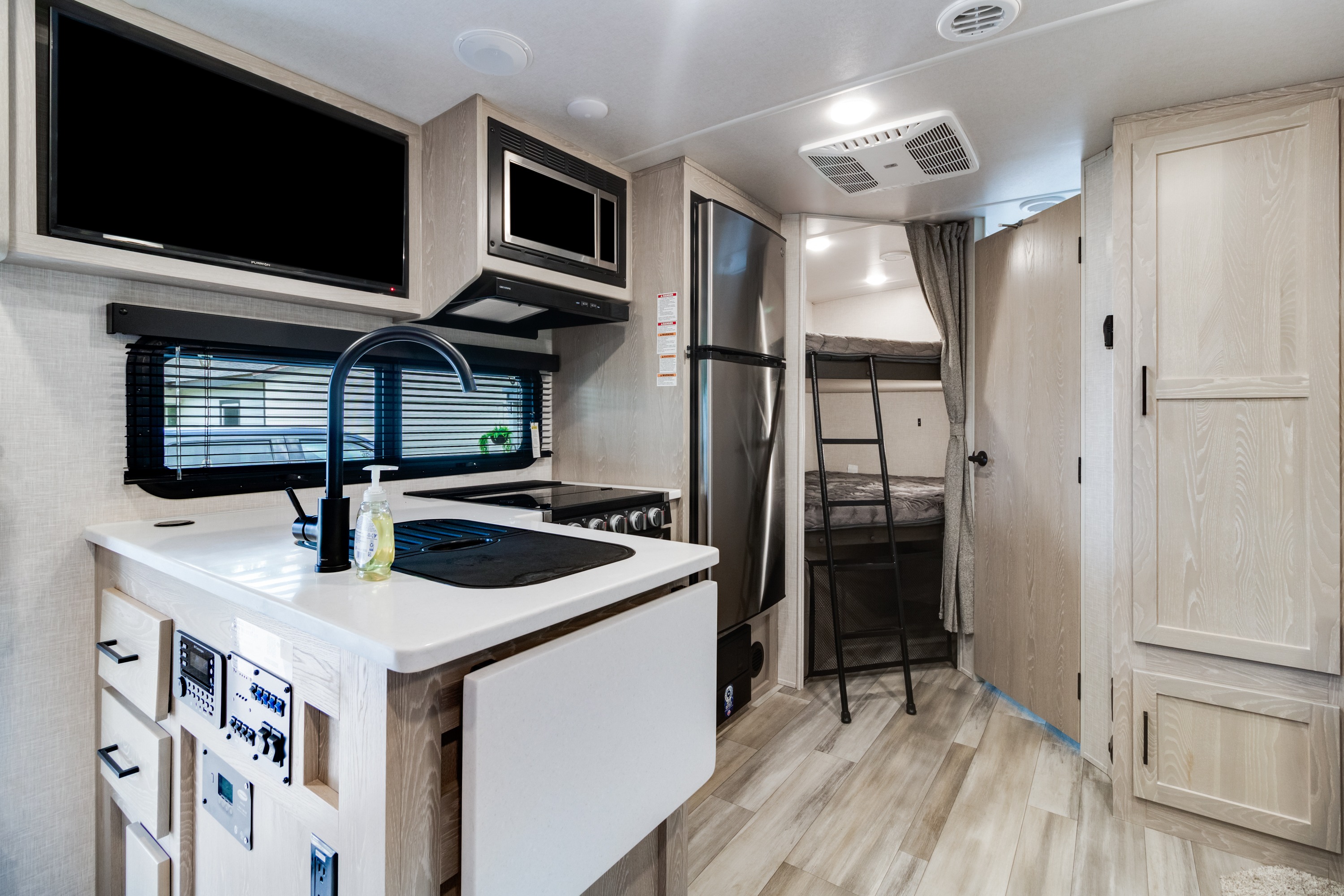 Krewe's Kozy & Spacious, Family Friendly, Double Bunk, Micro Lite 25 ft Camper [Sleeps 6]