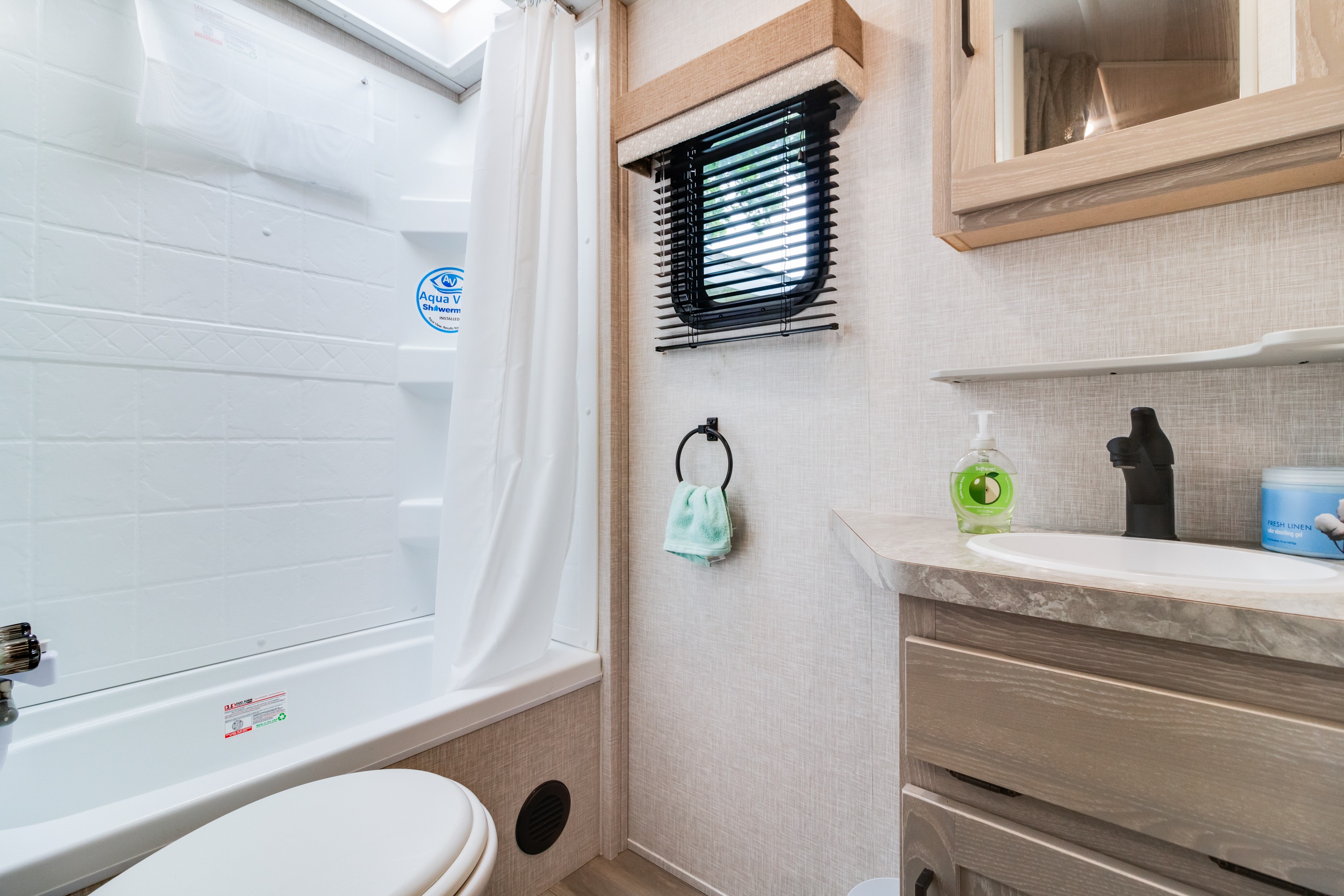 Krewe's Kozy & Spacious, Family Friendly, Double Bunk, Micro Lite 25 ft Camper [Sleeps 6]