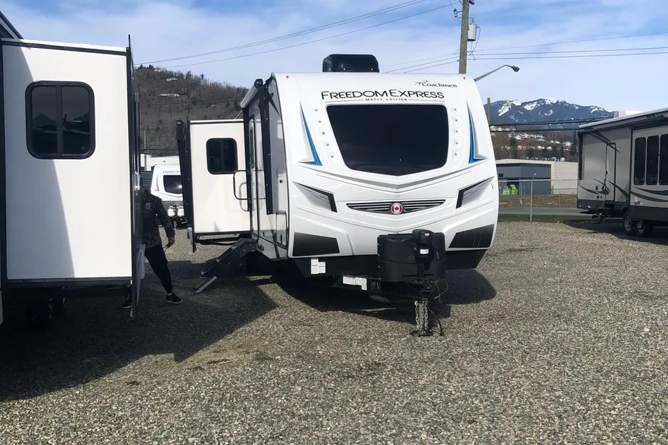 Kelly's Freedom Express w/ bunk house with closing door and private washroomTravel Trailer